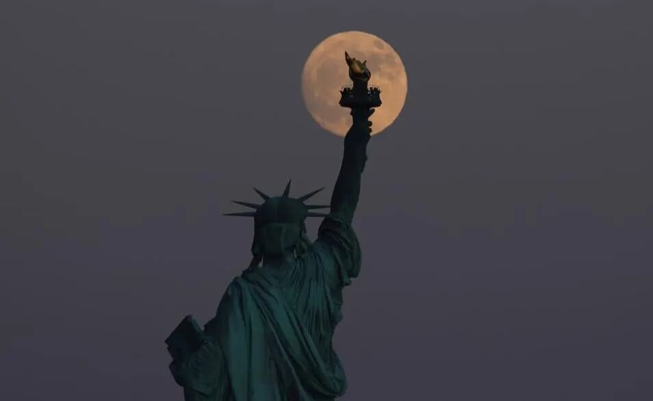 لحظه پدیدار شدن ماه توت فرنگی در سراسر جهان! | تصاویر