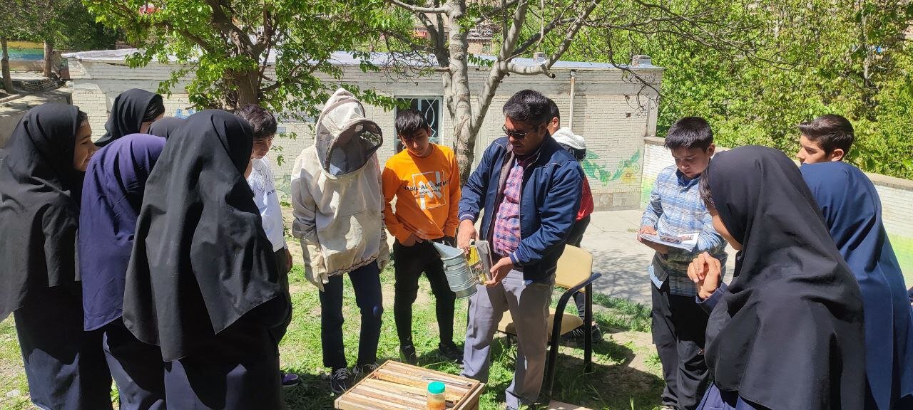 زنگ زنبورداری در مدرسه | دانش آموزان این آقامعلم زنگ علوم را در مزرعه و باغ می گذرانند
