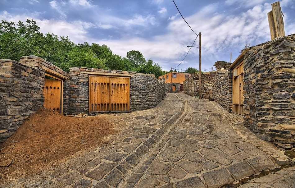 خانه های این روستاها در ایران سنگی است