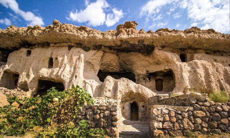 خانه های این روستاها در ایران سنگی است