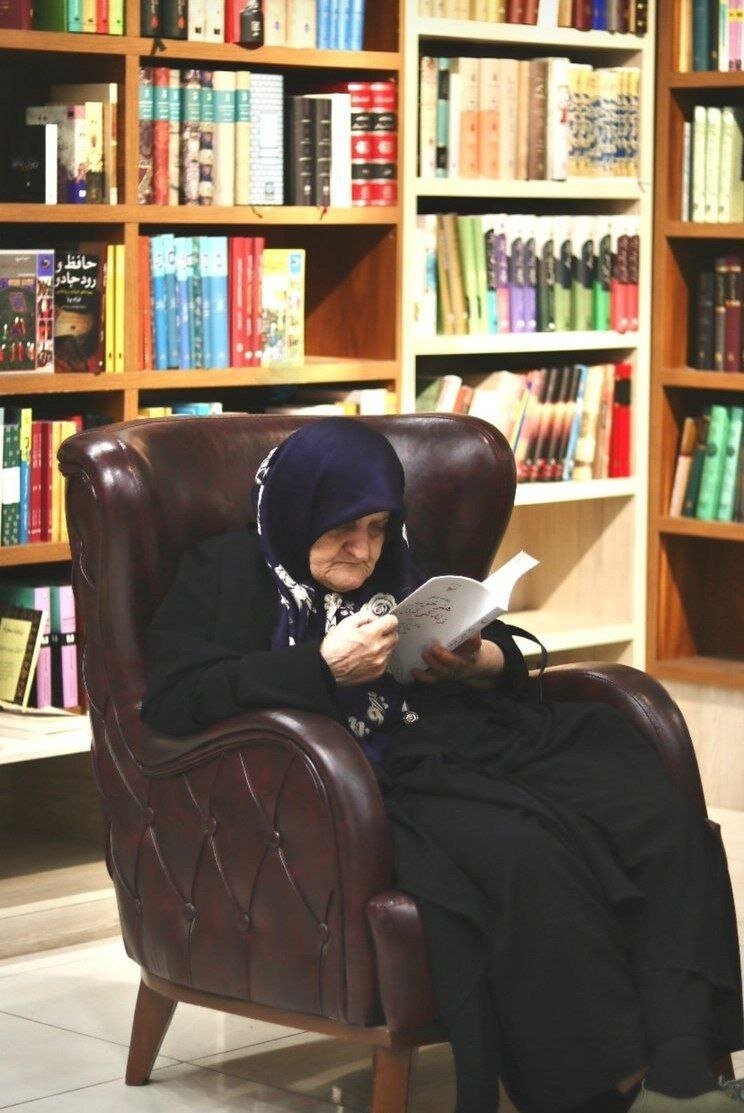 مادربزرگ کتابخوان در رشت | عکس