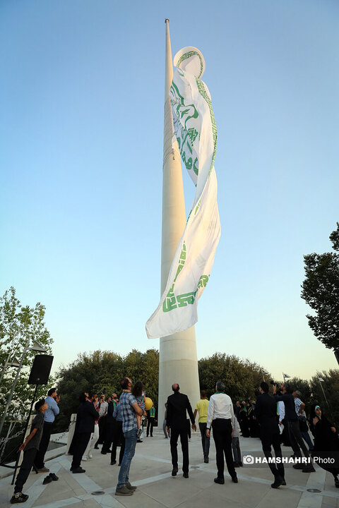 اهتزاز بزرگ‌ترین پرچم سفید علوی در منطقه عباس‌آباد