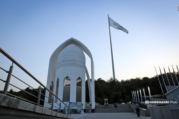 اهتزاز بزرگ‌ترین پرچم سفید علوی در منطقه عباس‌آباد