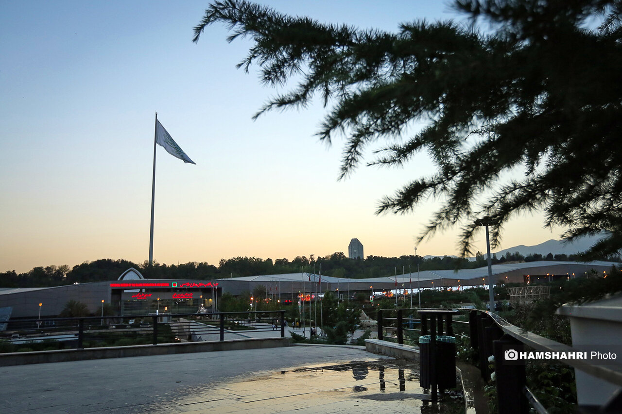 اهتزاز بزرگ‌ترین پرچم سفید علوی در منطقه عباس‌آباد