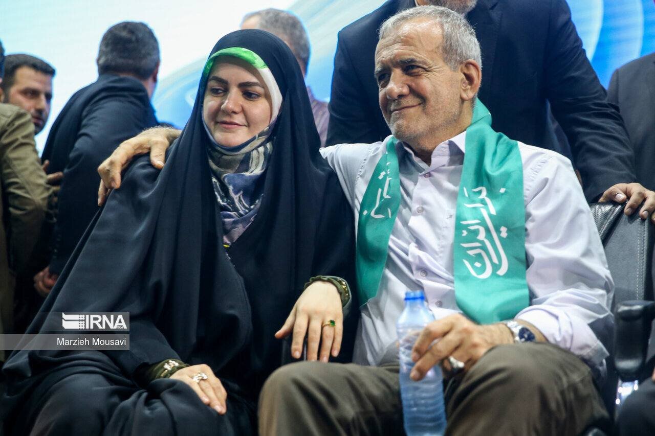 عکسی متفاوت از مسعود پزشکیان در کنار دخترش