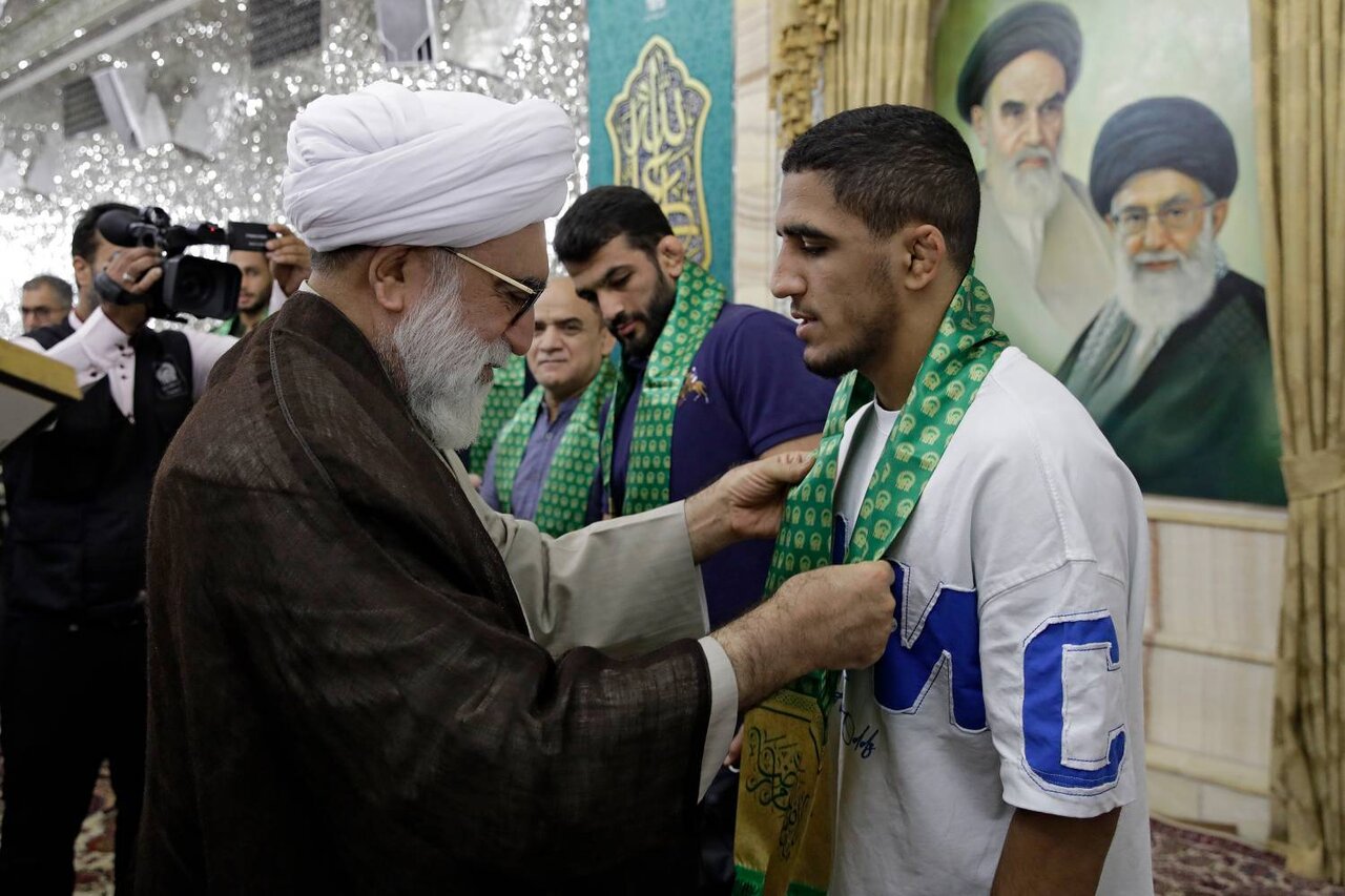 شال سبز متبرک به ضریح امام هشتم بر گردن آزادکاران | تصاویر
