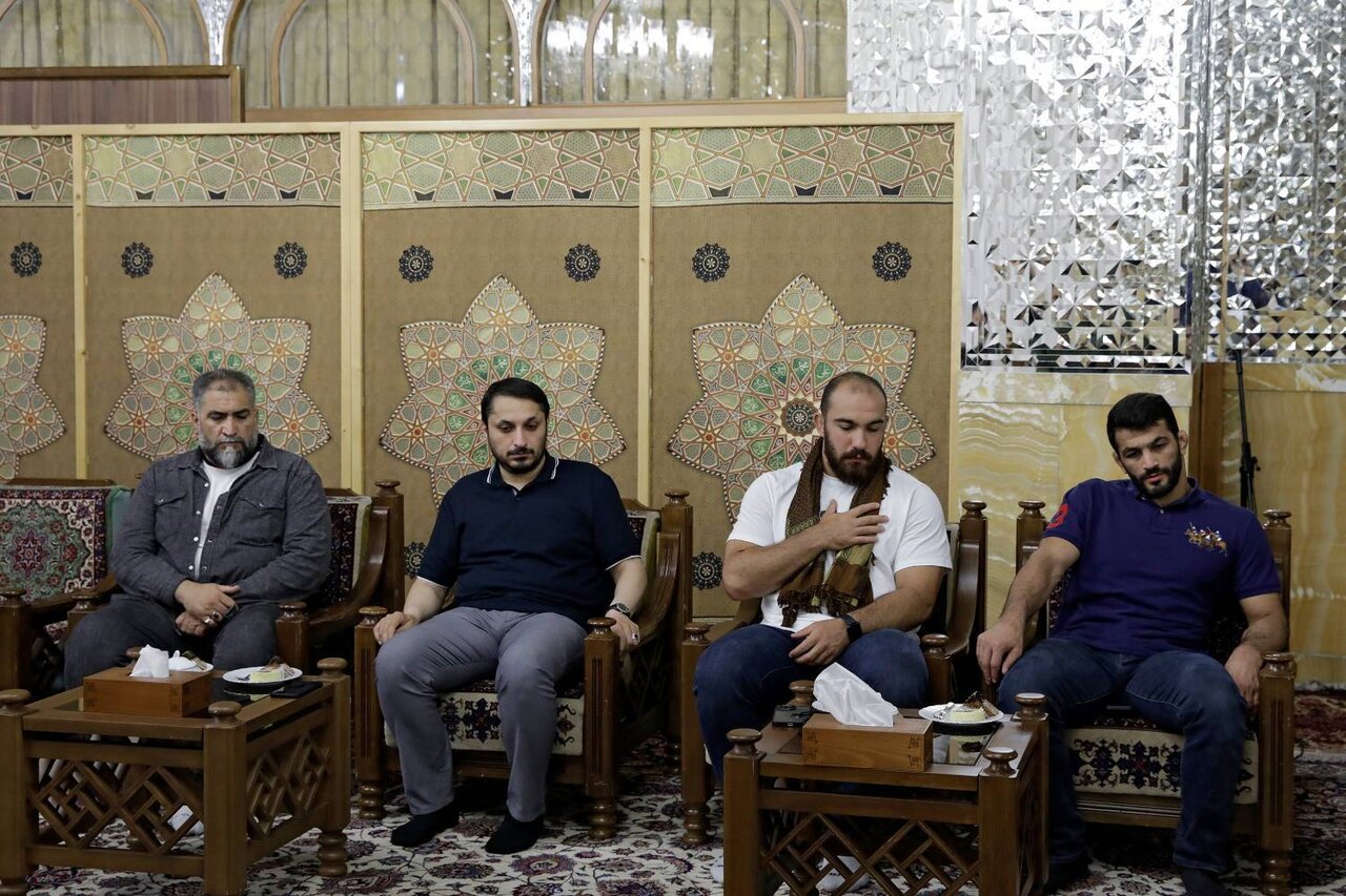 شال سبز متبرک به ضریح امام هشتم بر گردن آزادکاران | تصاویر