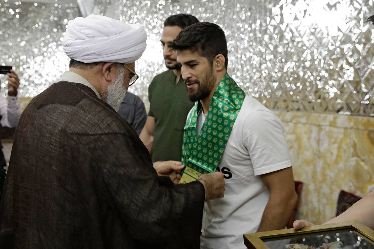 شال سبز متبرک به ضریح امام هشتم بر گردن آزادکاران | تصاویر