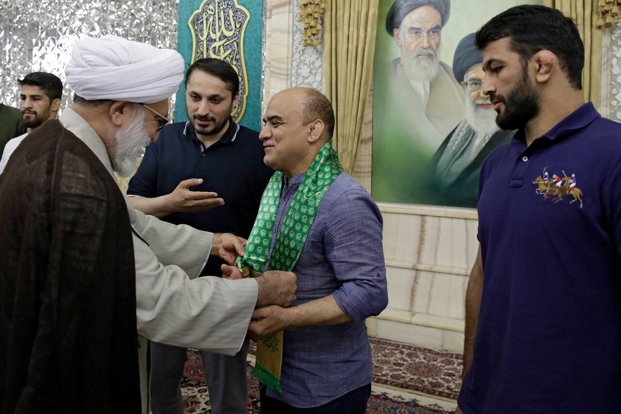 شال سبز متبرک به ضریح امام هشتم بر گردن آزادکاران | تصاویر