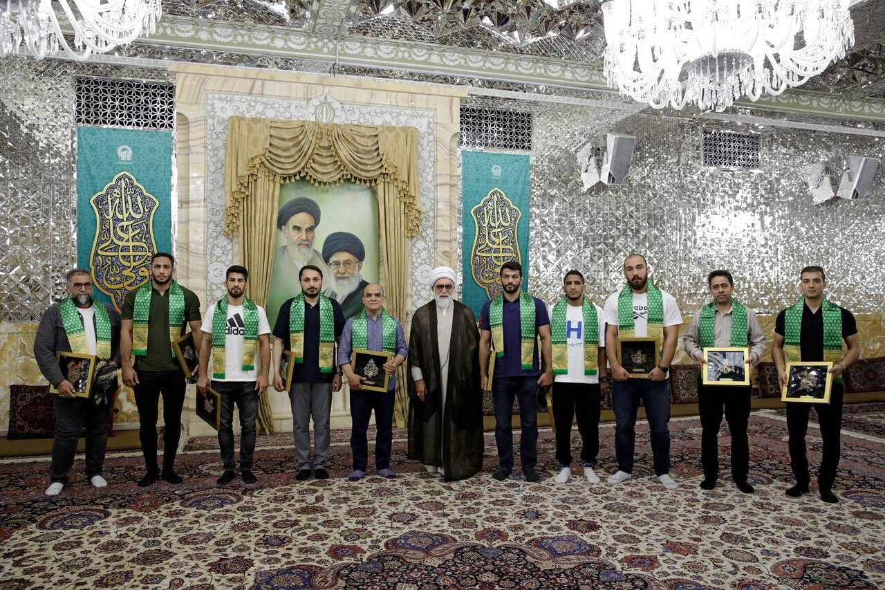 شال سبز متبرک به ضریح امام هشتم بر گردن آزادکاران | تصاویر