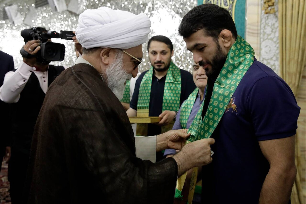 شال سبز متبرک به ضریح امام هشتم بر گردن آزادکاران | تصاویر
