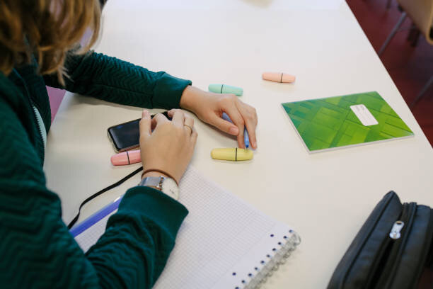 جلبتوجه کودکان در رقابت با گوشیهای هوشمند | استفاده از تلفن همراه در مدارس این کشور ممنوع شد