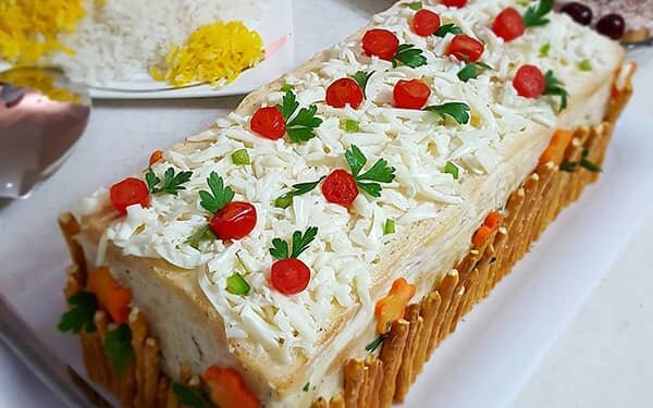 طرز تهیه کیک مرغ یخچالی خنک برای خوراک روزهای گرم تابستان