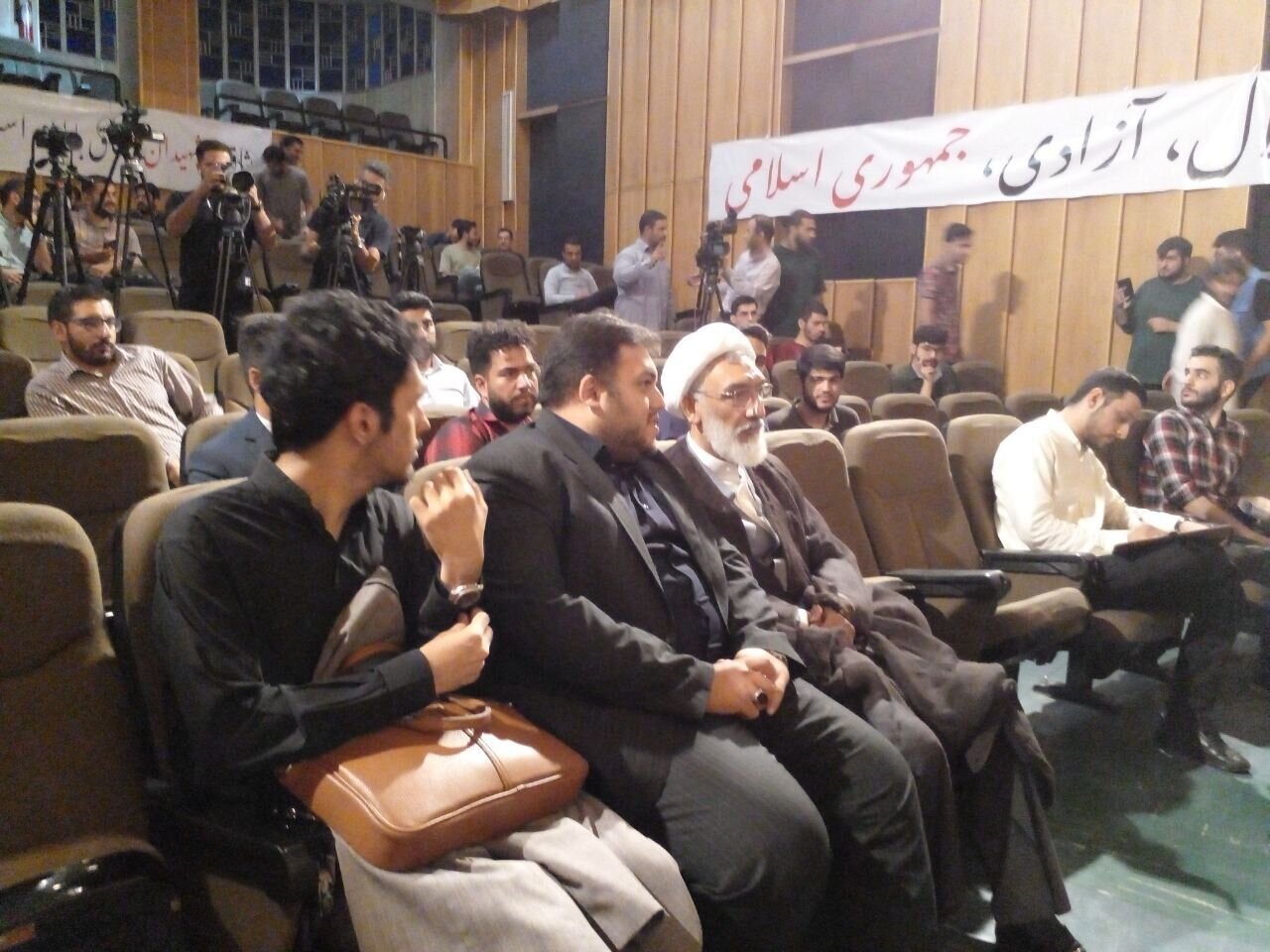 به من انگ زدند که میخواهد انقلاب رنگی راه بیندازد | باید گارد آمریکا را بشکنیم | SFO و کرسنت به من ربطی ندارد | سوپرمن نیستم، اما از بقیه بهترم