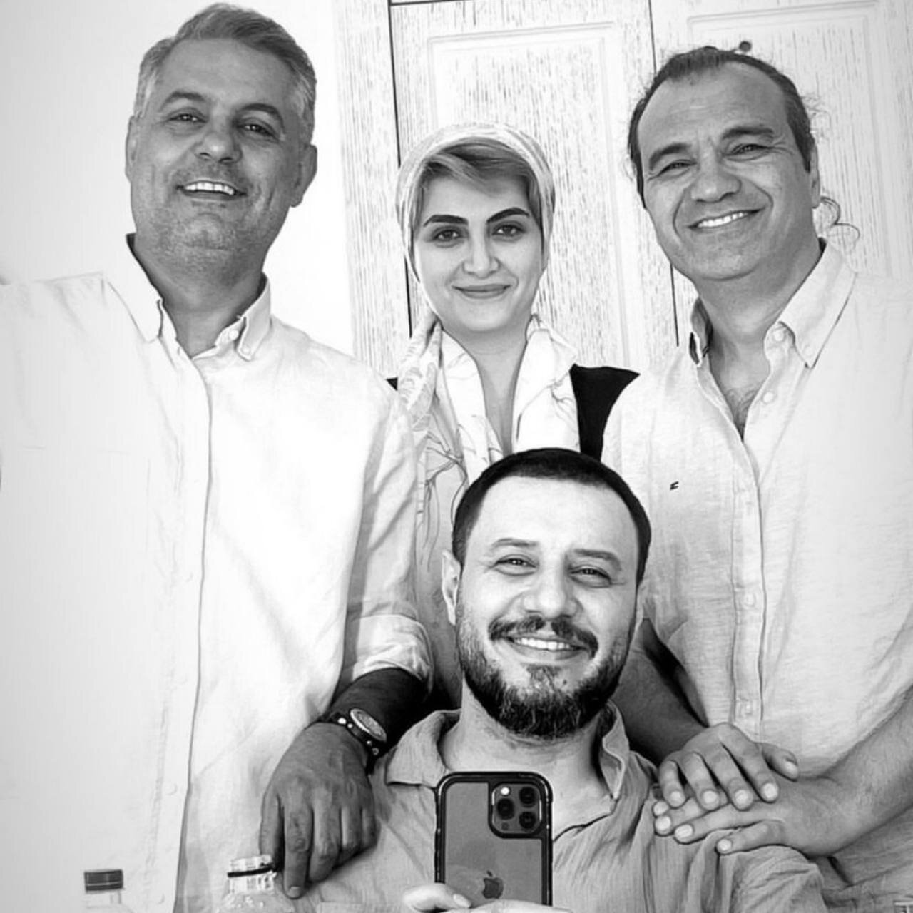 خنده های جواد عزتی و خانم بازیگر در پشت صحنه زخم کاری + عکس