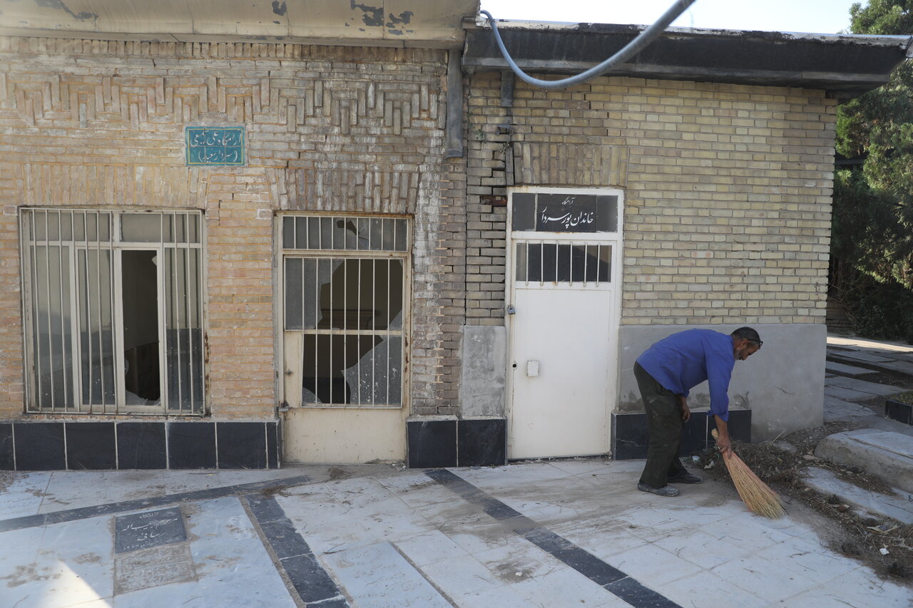 نگهبان خانههای آخرت | پرسابقهترین نگهبان آرامستانهای تهران آرتیست هم هست