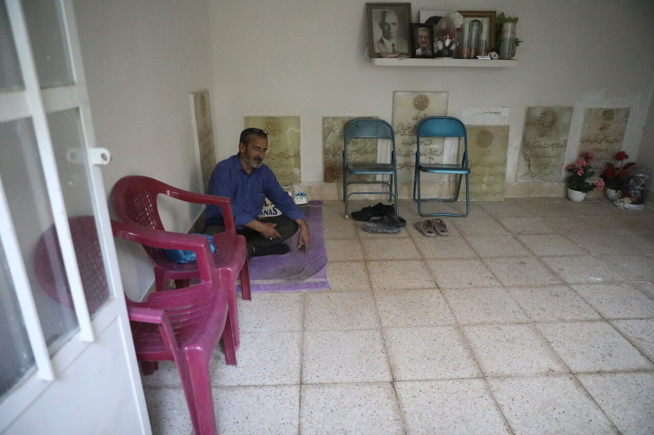 نگهبان خانههای آخرت | پرسابقهترین نگهبان آرامستانهای تهران آرتیست هم هست