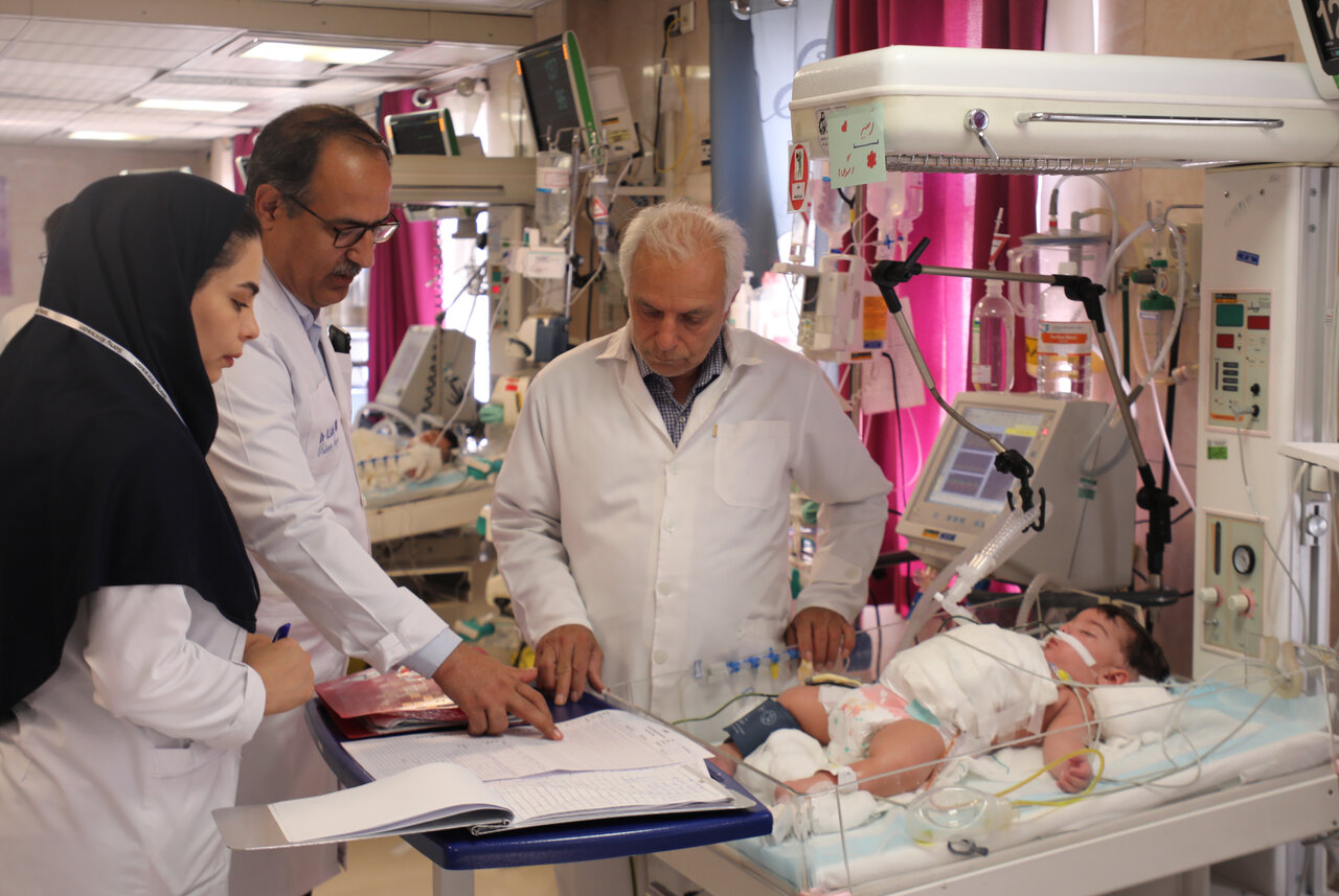 ما دوقلوها را جدا می کنیم | نگرانم در آینده جراحان اطفال نتوانند کارهای بزرگ انجام دهند