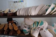 قطب تولید کفش بچگانه کجاست؟ | اهالی این روستا کفاشی را در سپه سالار یاد گرفتند