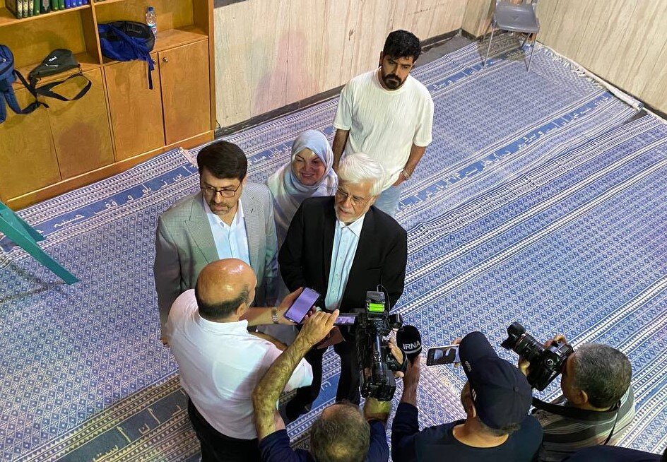 آغاز رسمی انتخابات ریاست جمهوری | رهبر انقلاب رای خود را به صندوق رای انداختند | حضور شخصیت ها و چهره های سیاسی پای صندوق رای+ تصاویر