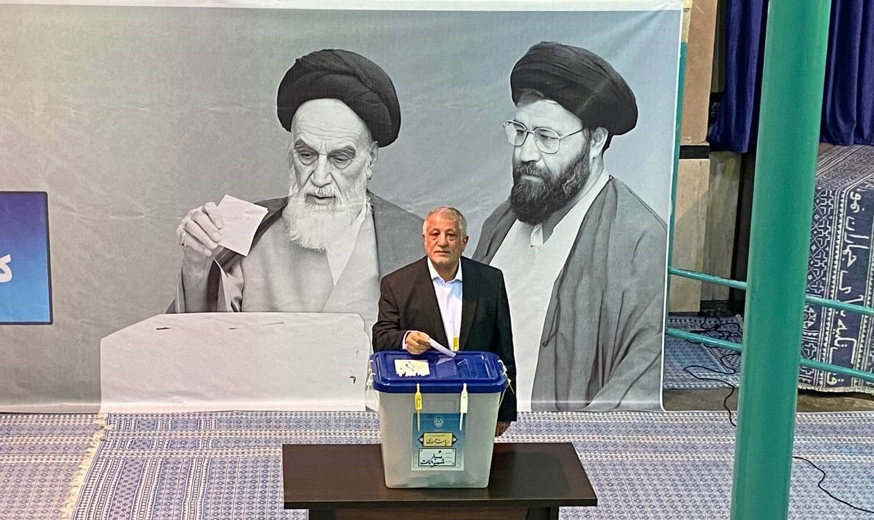 آغاز رسمی انتخابات ریاست جمهوری | رهبر انقلاب رای خود را به صندوق رای انداختند | حضور شخصیت ها و چهره های سیاسی پای صندوق رای+ تصاویر