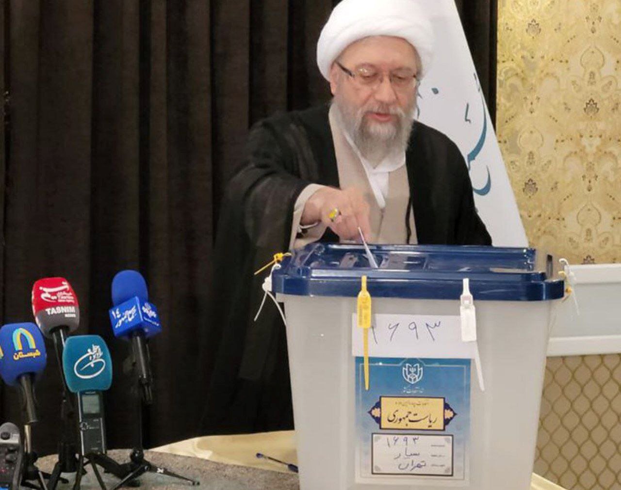 آغاز رسمی انتخابات ریاست جمهوری | رهبر انقلاب رای خود را به صندوق رای انداختند | حضور شخصیت ها و چهره های سیاسی پای صندوق رای+ تصاویر