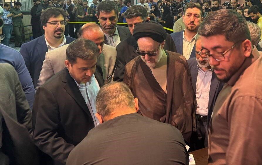 آغاز رسمی انتخابات ریاست جمهوری | رهبر انقلاب رای خود را به صندوق رای انداختند | حضور شخصیت ها و چهره های سیاسی پای صندوق رای+ تصاویر