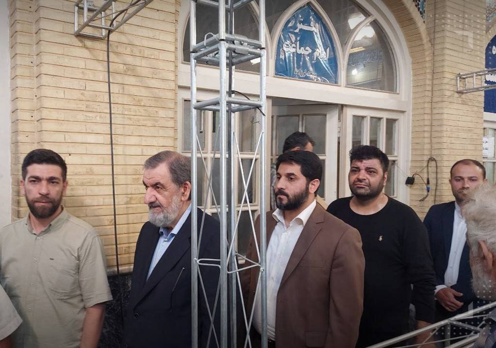 آغاز رسمی انتخابات ریاست جمهوری | رهبر انقلاب رای خود را به صندوق رای انداختند | حضور شخصیت ها و چهره های سیاسی پای صندوق رای+ تصاویر