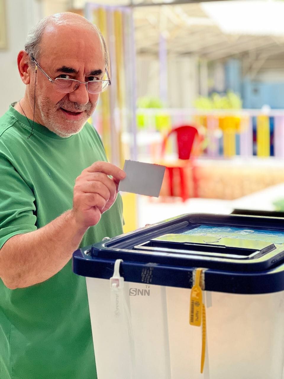 حضور کارگردان سرشناس و محبوب با چهرهای خندان پای صندوق رای + عکس