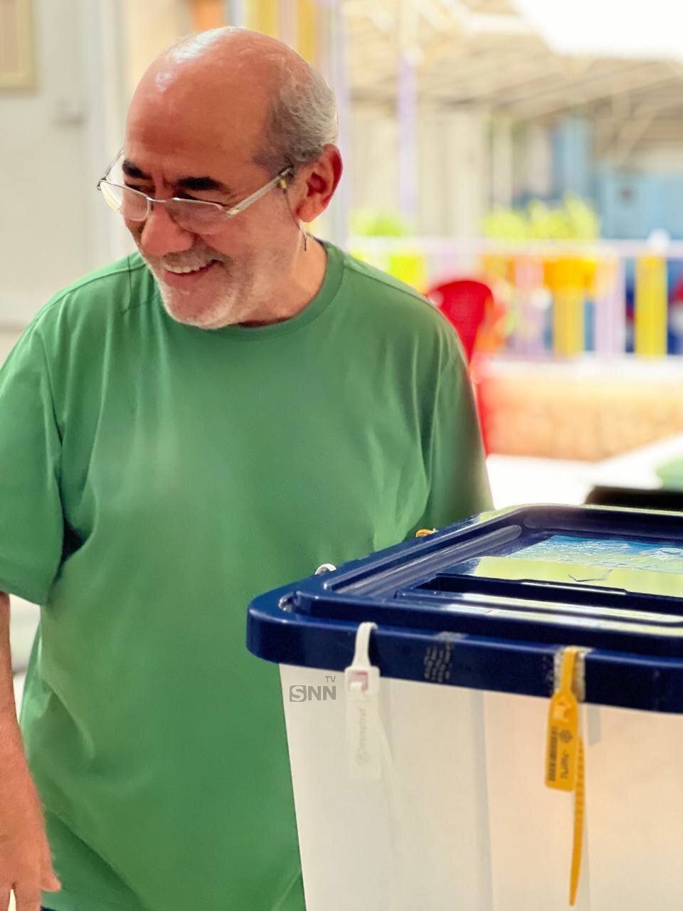 حضور کارگردان سرشناس و محبوب با چهرهای خندان پای صندوق رای + عکس