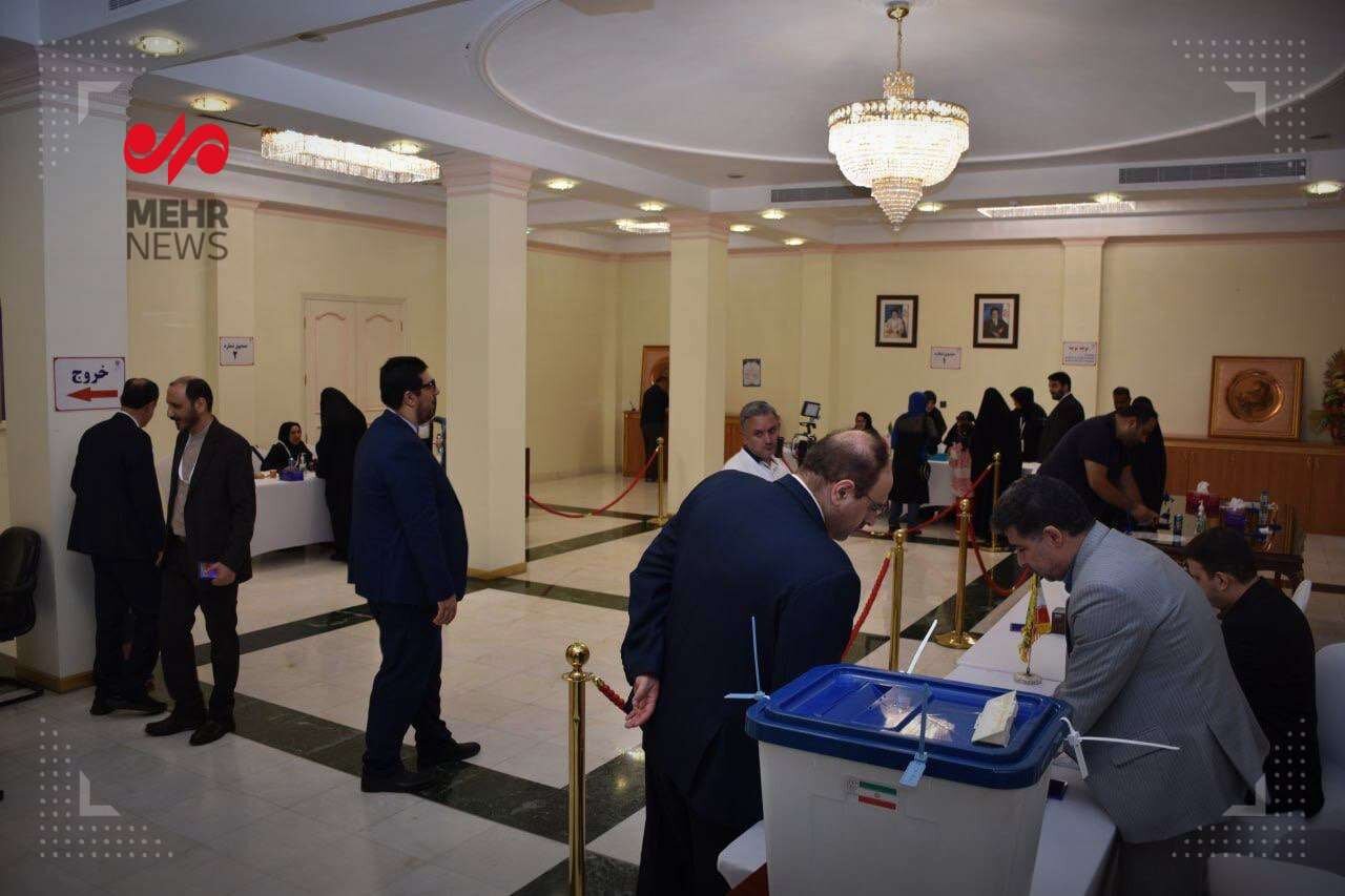 حضور گسترده ایرانی ها در دبی امارات برای رای دادن | تصاویر