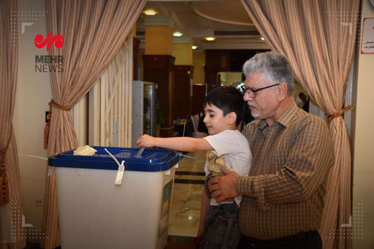 حضور گسترده ایرانی ها در دبی امارات برای رای دادن | تصاویر