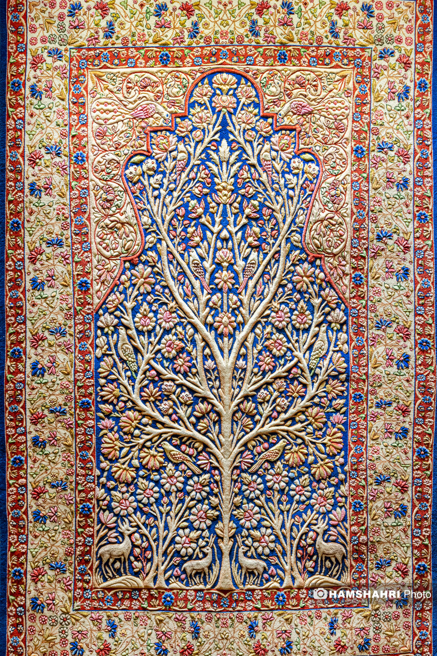 این فرش‌ها قصه می‌گویند + تصاویر فرش گل برجسته هنرمند تبریزی