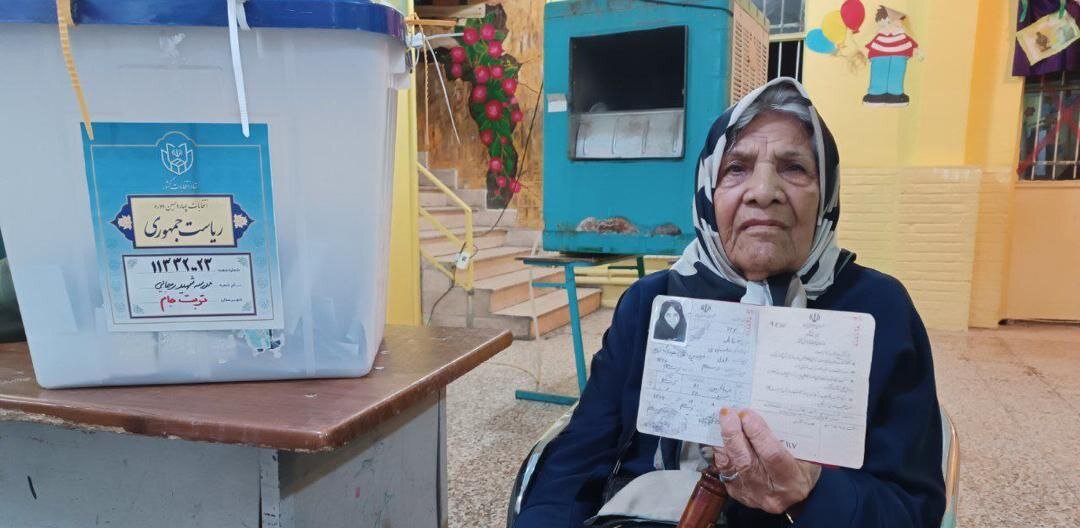 رای دادن بانوی ۸۷ساله در تربت جام! | عکس