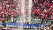 تصاویری از رفتار عجیب دو هوادار دانمارک وسط استادیوم! + فیلم