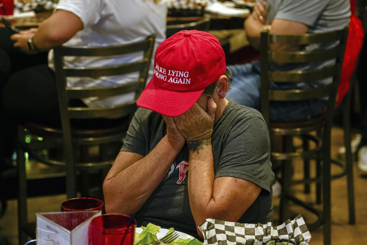 عکس‌های جالبی از واکنش‌های عجیب مردم امریکا به مناظره بایدن و ترامپ