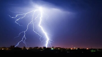 لحظه برخورد رعد و برق به یک ساختمان در ایران؛ صدای اصابت صاعقه به ساختمان را بشنوید