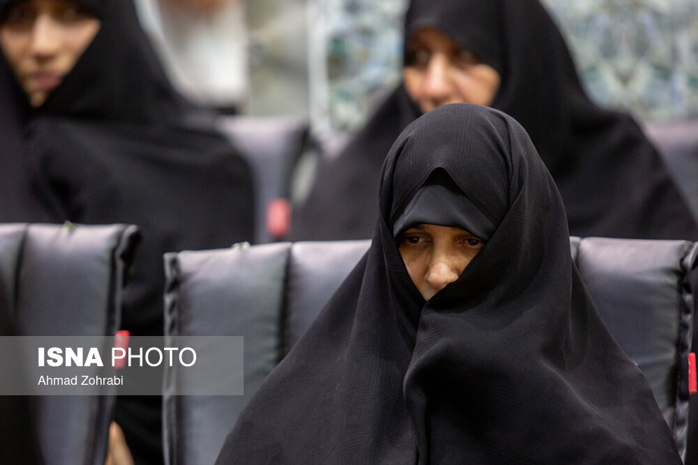 تصاویری از جمیله علم الهدی و دخترانِ عزادارش در مراسم اربعین شهدای خدمت