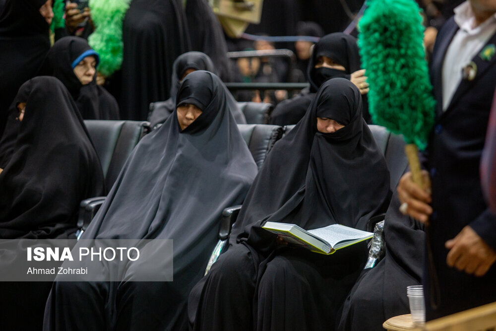 تصاویری از جمیله علم الهدی و دخترانِ عزادارش در مراسم اربعین شهدای خدمت