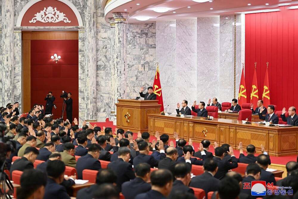 گلسینه با عکس کیم جونگ اون، مد جدید مقامات کره شمالی | تصاویر