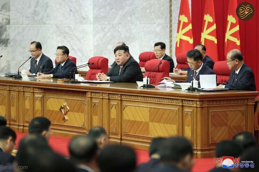 گل‌سینه با عکس کیم جونگ اون، مد جدید مقامات کره شمالی | تصاویر