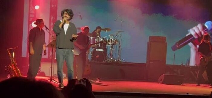 واکنش تماشاگران به ویدئوی کودکی خواننده پاپ در اولین کنسرتش |  در هتل اسپیناس پالاس چه گذشت؟