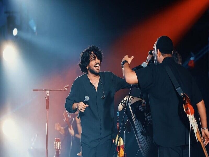 واکنش تماشاگران به ویدئوی کودکی خواننده پاپ در اولین کنسرتش |  در هتل اسپیناس پالاس چه گذشت؟