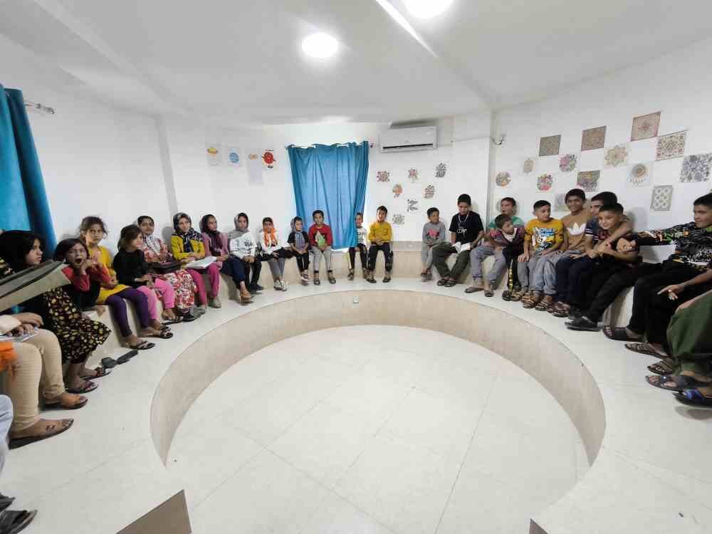 قصه گویی در خانه های بلوط | آشیخ اسماعیل برای بچه های روستایی قصه گویی می کند