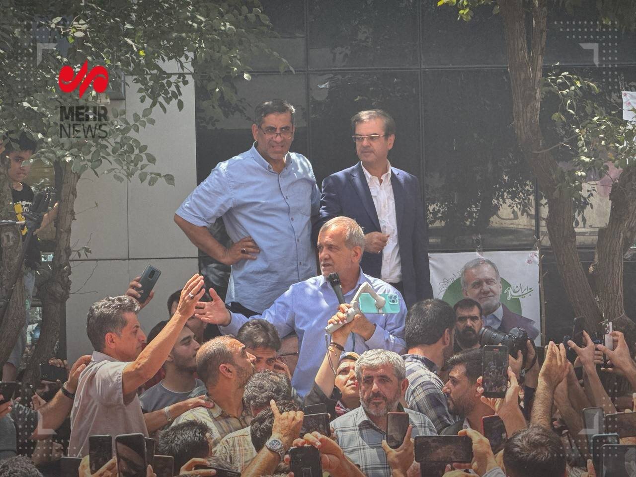 مسعود پزشکیان در میان بازاریان شوش تهران  | تصاویر