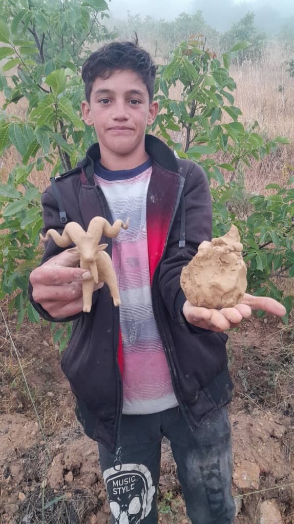 این پسر ایرانی با ساخت مجسمه های گِلی روستایش را به دنیا معرفی می کند