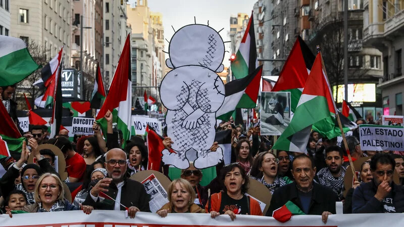 پسر فلسطین | حنظله، شخصیت کارتونی محبوب فلسطینیها، شهرتی جهانی یافته است