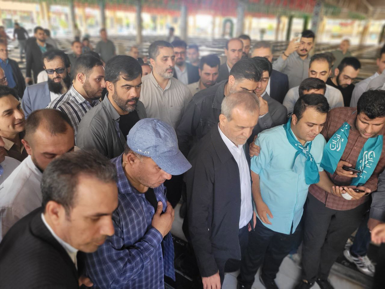 پزشکیان به شهدای کرمانشاه ادای احترام کرد | تصاویر