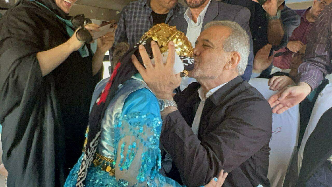 عکس جالب از لحظه ورود پزشکیان به کرمانشاه