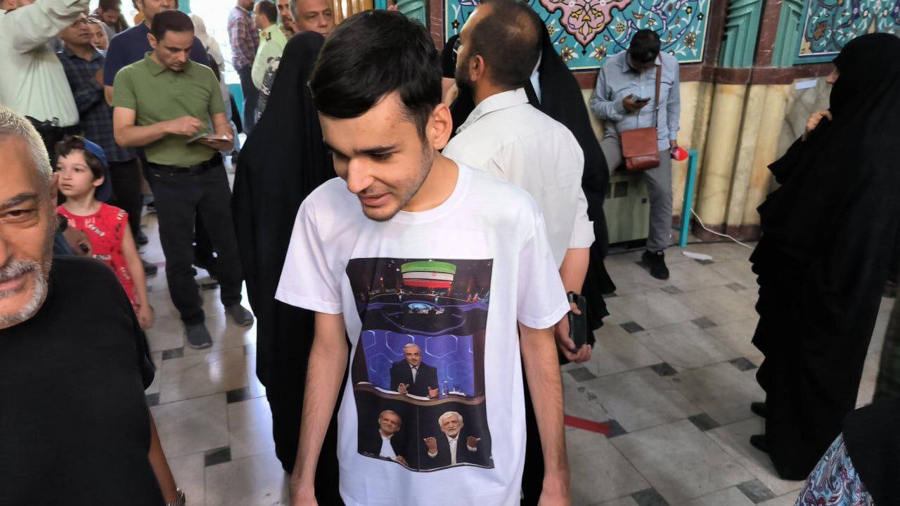 لباس متفاوت و جالب یک رای اولی در حسینیه ارشاد | ویدئو